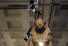 Започна реставрация на повредените статуи в Кайро