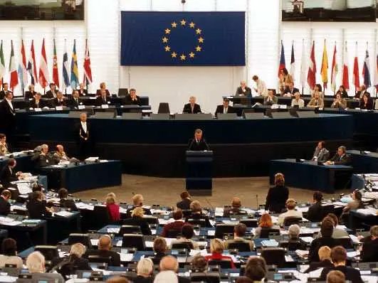 Европарламентът зове Канада да отмени визите за българи