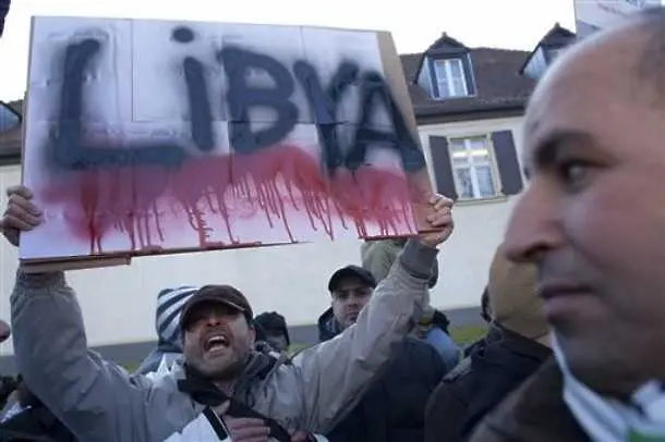 Война в Либия, атакуват протестиращите със самолети