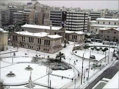 Снежна буря довя транспортен хаос в Атина