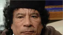 Кадафи раздава оръжие и пари на цивилни граждани