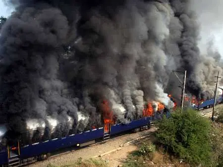 Индийци със смъртна присъда за умишлен палеж на влак
