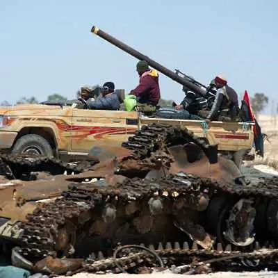 Силите на НАТО унищожават десетки танкове на Кадафи