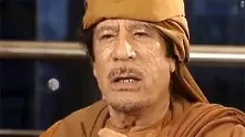 Кадафи сви знамената, прекратява огъня