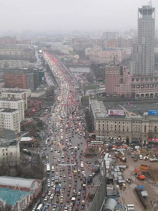 Затвор за хакер, пуснал еротичен филм на билборд в Москва