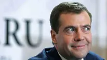 Нов хит в YuoTube: Медведев танцува на среща на випуска