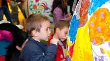 Деца и звезди изрисуваха великденски яйца с благотворителна цел