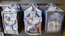 Ватикана: Шопинг по време на церемония