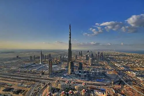 Мъж скочи от най-високия небостъргач в Дубай