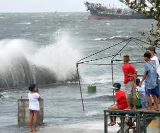 Тропическа буря отне живота на 24 души във Филипините