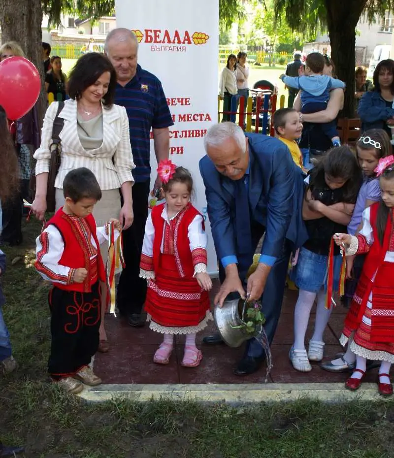 „Белла” подари на децата в Етрополе площадка за игра