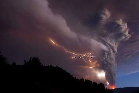 „Куантас” отмени полети заради пепелта от вулкана в Чили
