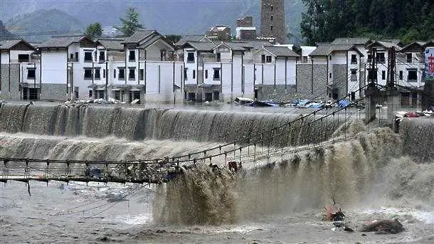 Източен Китай под вода, евакуират 120 хил. души   