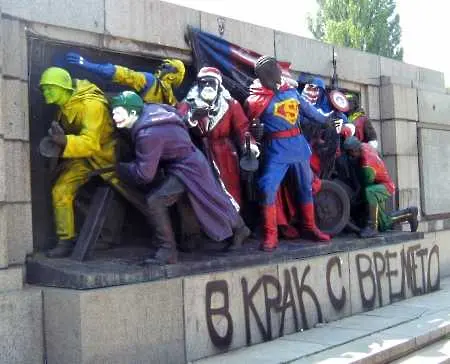 Столичани организираха нощни фотосесии пред Паметника на съветската армия