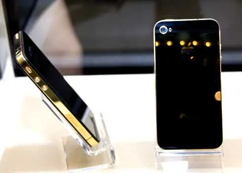 Виетнамци създадоха iPhone, покрит със злато и диаманти