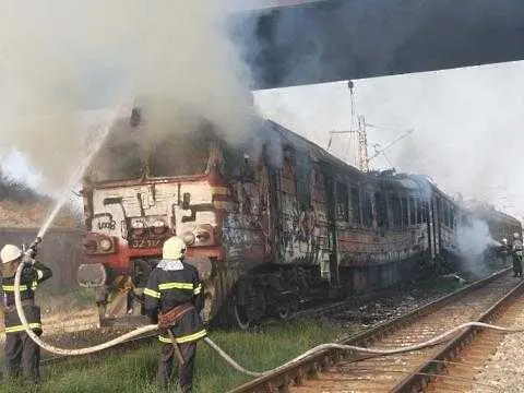 Пътнически влак пламна в движение