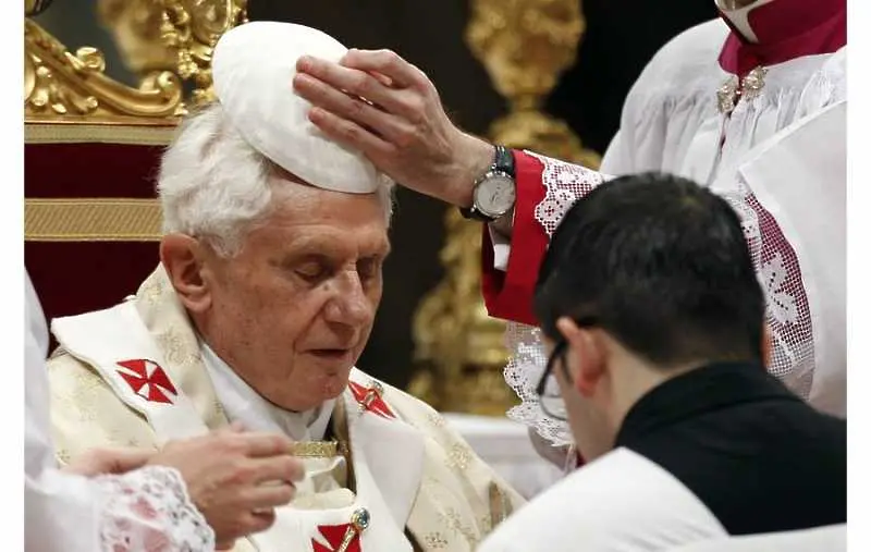 Уникална шапка от злато и диаманти за юбилей на папа Бенедикт XVI   
