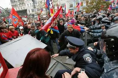 Яростни сблъсъци между протестиращи и полицаи в Югозападна Германия