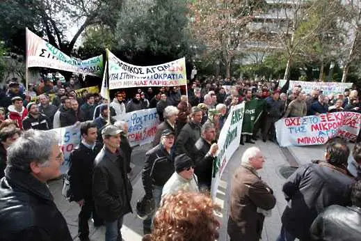 Гръцкият парламент гласува плана за държавни ограничения