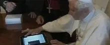 Папа Бенедикт XVI изпрати първото си съобщение в Twitter (видео)