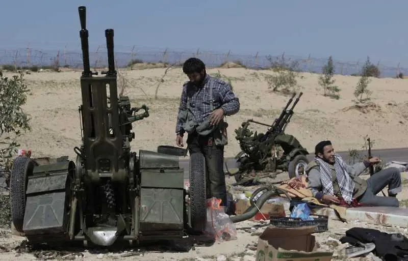 Бунтовниците водят яростна битка за петролен център в Либия