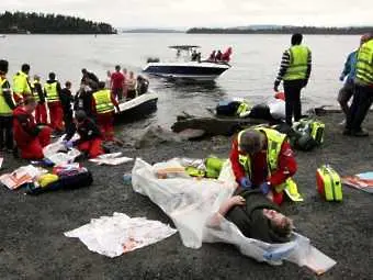 Открита е кола-бомба на норвежкия остров, издирват съучастник на убиеца