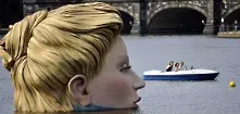 Плаваща статуя на жена изуми Хамбург