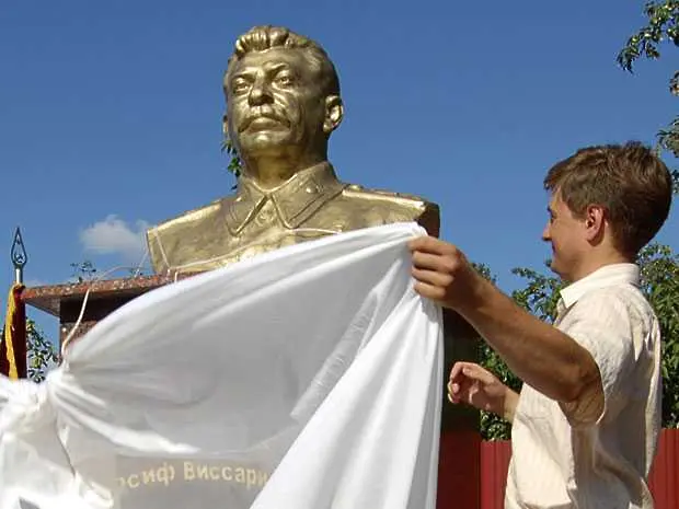 Сталин се сдоби със златен бюст