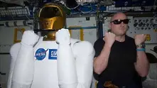 Роботът австронавт - R2 туитва от космоса