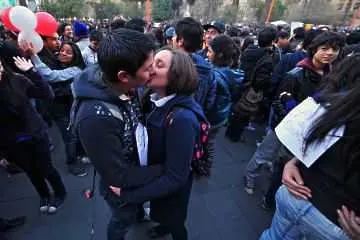 Чилийци протестират чрез целувка