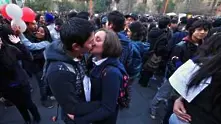 Чилийци протестират чрез целувка