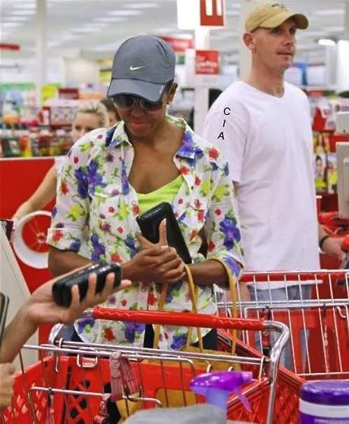 Мишел Обама засечена да пазарува в редови супермаркет