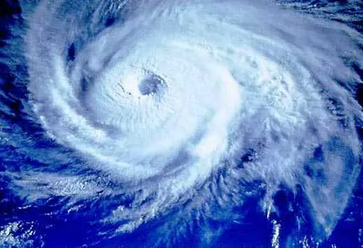 Тайфун заплашва Япония, евакуират 400 хил. души?   