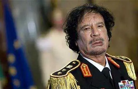 Кадафи убит от случаен куршум на път за болницата