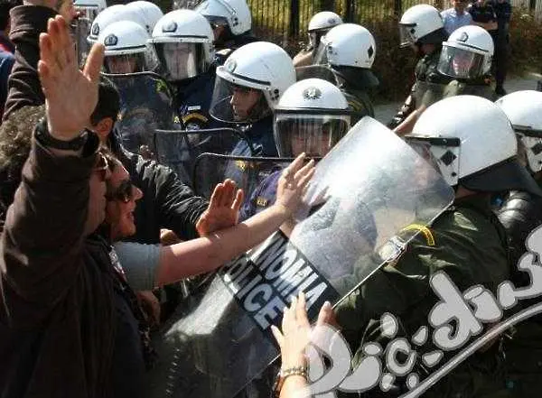 Протестите в Гърция прераснаха в сблъсъци   