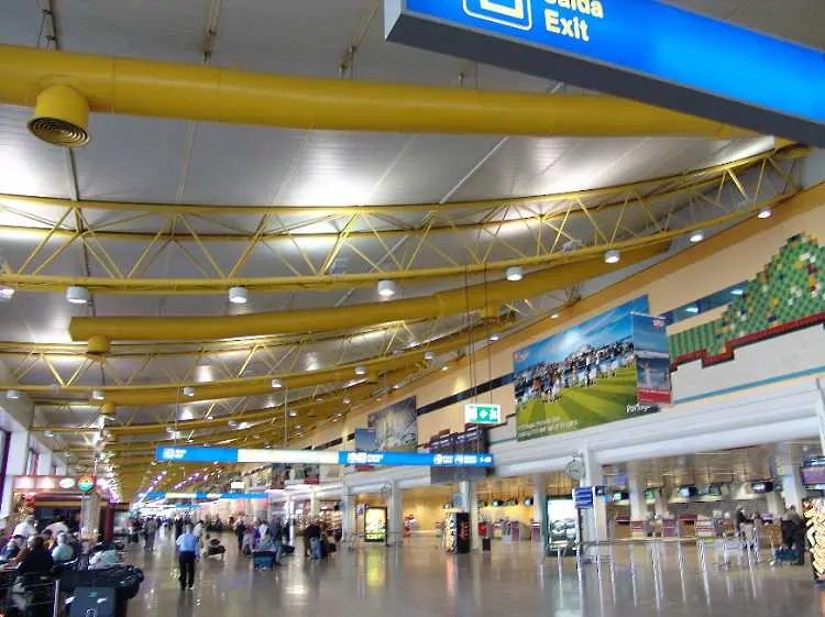 Срути се покрив на летище в Португалия, петима пострадаха