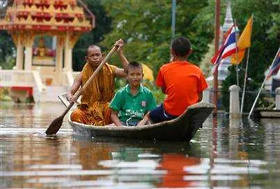 Тайланд се бори с най-тежкото наводнение от десетилетия насам