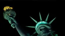 Фойерверки осветиха Статуята на свободата (видео)