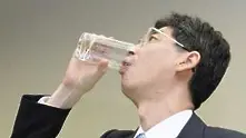 Висш японски чиновник изпи демонстративно чаша вода от Фукушима