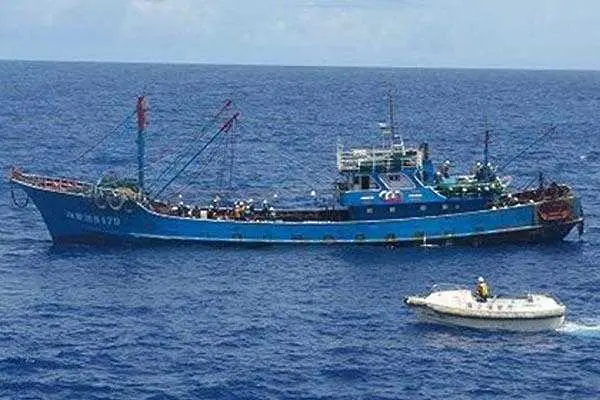 Японски рибар извади от морето чанта с пари