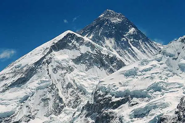 Спасиха стотици туристи, блокирани в подножието на Еверест