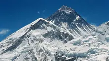 Спасиха стотици туристи, блокирани в подножието на Еверест