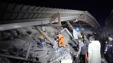 Спасителни екипи затрупани под руини при нов силен трус в Турция
