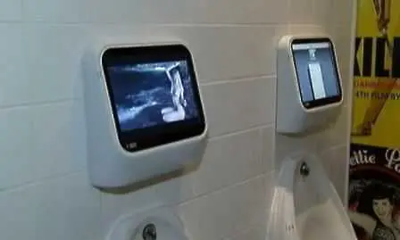 Геймърската конзола Wii забавлява мъже в тоалетната на лондонски бар (видео)