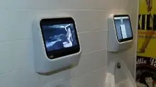 Геймърската конзола Wii забавлява мъже в тоалетната на лондонски бар (видео)