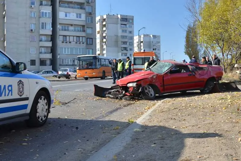 Кола помете автобусна спирка и изкорени дърво в Овча купел