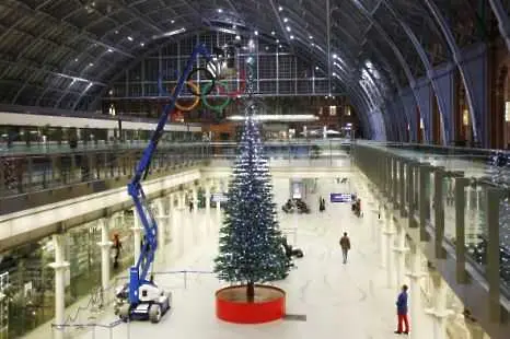 Lego изгради рекордно висока коледна елха в лондонското метро   