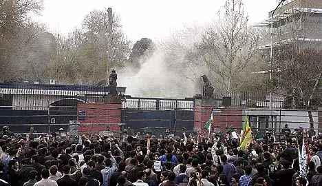 Ирански студенти атакуваха британското посолство в Техеран