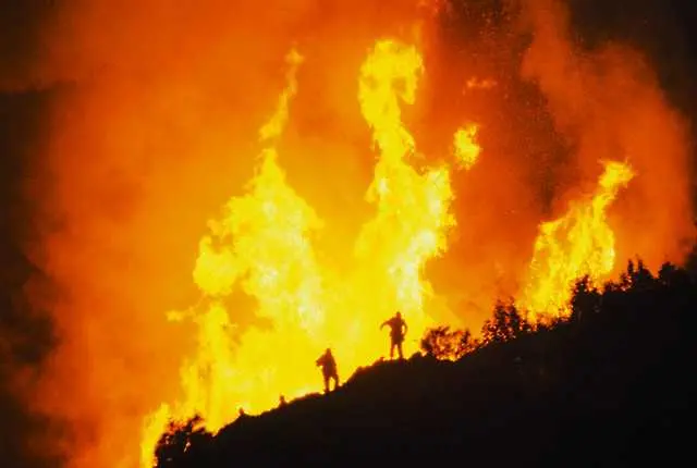 Един загинал и хиляди евакуирани при силен пожар в Невада