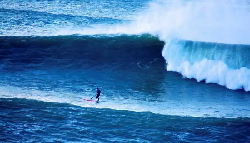 Заснеха сърфист пред 9-метрова вълна на Острова